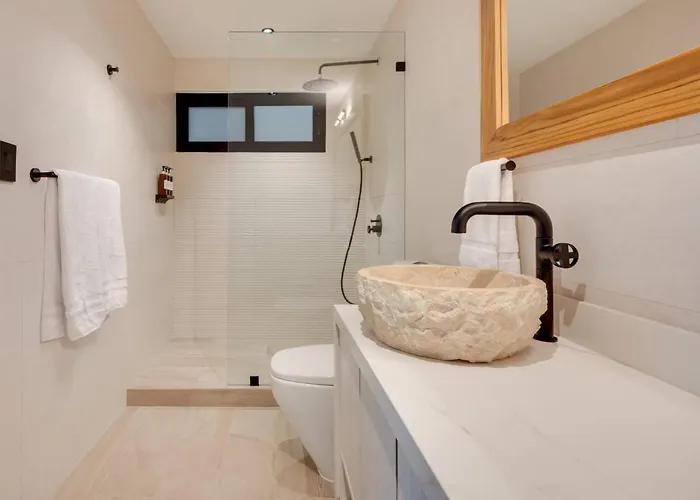 Flamingo Marina Private Beachfront Escape *